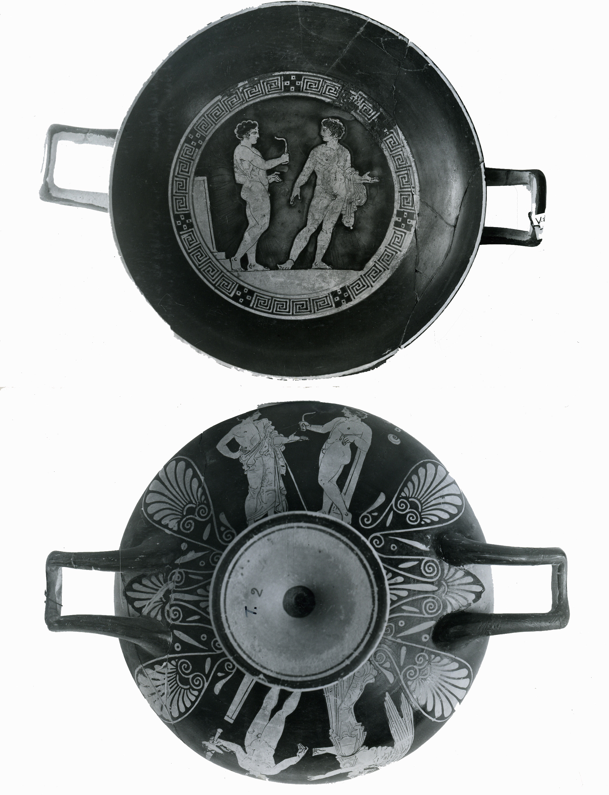 Interno: colloquio tra due giovani, uno dei quali, con strigile in mano, sosta accanto a una stele. Esterno: giovane ammantato e giovane con strigile accanto a una mèta, la Vittoria porge un benda al corridore con fiaccola accanto a una mèta. 
